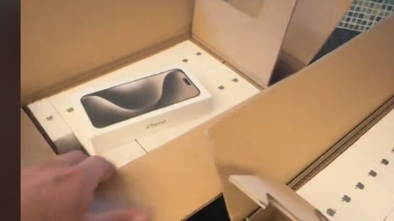 Greškom dobio kutije pune iPhone 15 telefona: Hoće da ih zadrži, kaže da je zakon na njegovoj strani