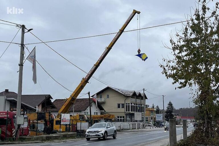 Građanin na originalan način obilježio Dan državnosti, kranom podigao veliku zastavu BiH iznad ulice
