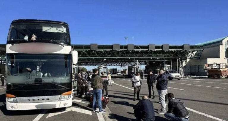 Putnici ostali u šoku na granici nakon što je njihov autobus detaljno pregledan: Vozač je sve priznao!