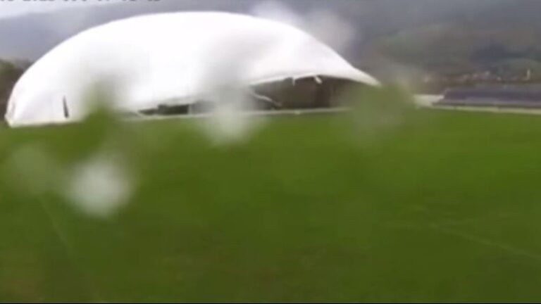 Snažan vjetar uništio balon na fudbalskom terenu na Ilidži