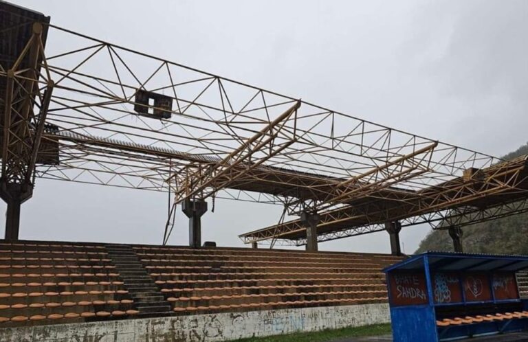 Jak vjetar u BiH odnio krov sa stadiona