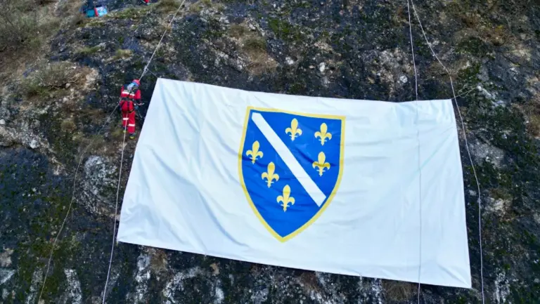 Na stijenu kod Visokog postavljena zastava s ljiljanima dimenzija 10 sa pet metara