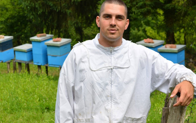 I OVO JE BIH: Policijsku uniformu nakon posla mijenja pčelarskom