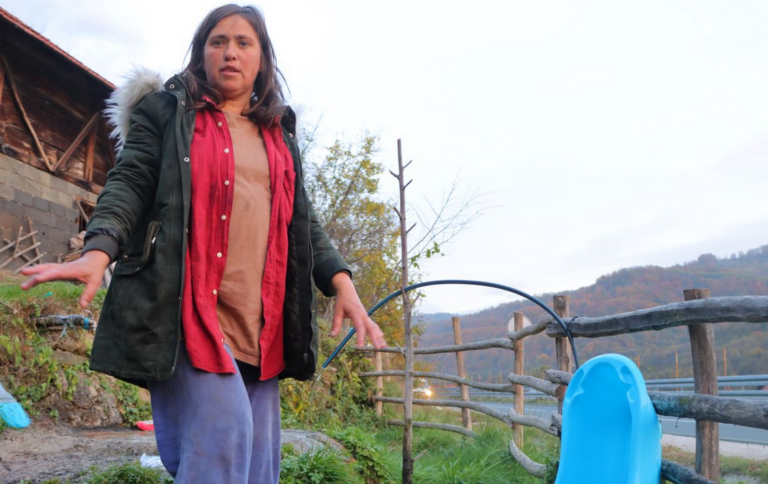 KAKANJKA RUČNO PERE VEŠ i SUĐE na livadi,snijegu! GLEDATELJI pomogli i platili projekat započete kuće i iskop temelja