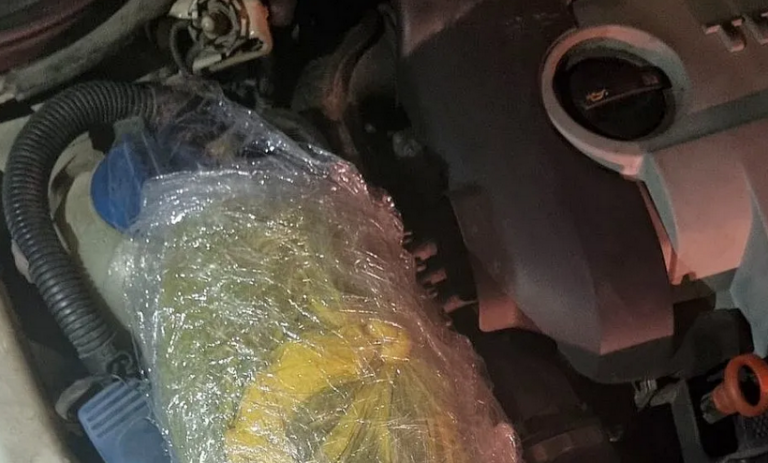 Policija zaustavila vlasnika lokalne kafane, evo šta su mu pronašli ispod poklopca motora
