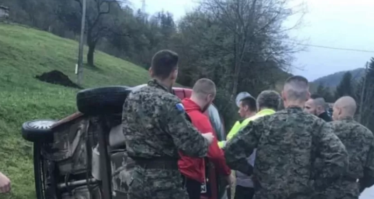 Pripadnici Oružanih snaga BiH izvukli čovjeka iz prevrnutog automobila