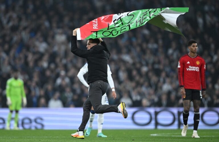 Prekid susreta u Danskoj, navijač utrčao na teren sa zastavom Palestine