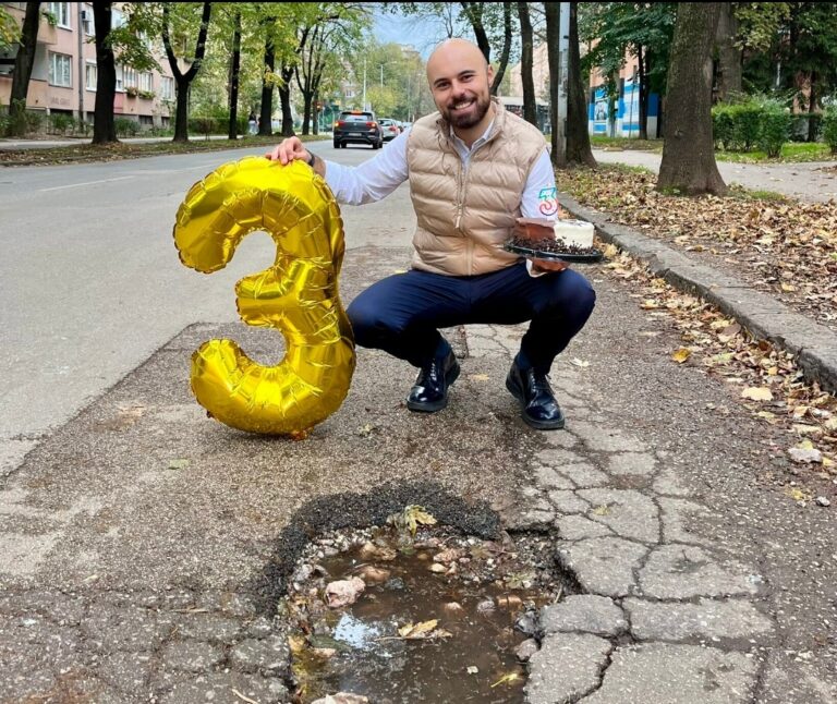 Lokalni političar u Sarajevu proslavio treći rođendan rupe na cesti