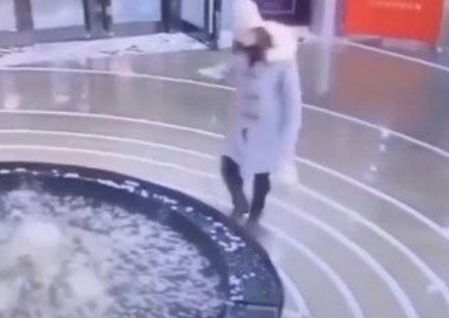 Viralan snimak: Djevojka se zagledala u telefon pa završila u fontani