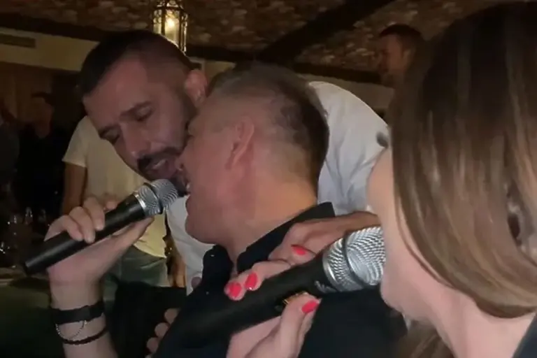 Savo Milošević uzeo mikrofon u ruke i uz poznati hit doveo atmosferu do usijanja u beogradskoj kafani