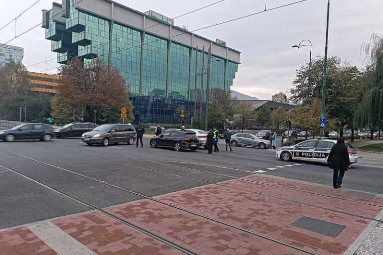 Sarajevo: Saobraćajna nesreća na Socijalnom, sudarila se tri vozila, saobraćaj usporen