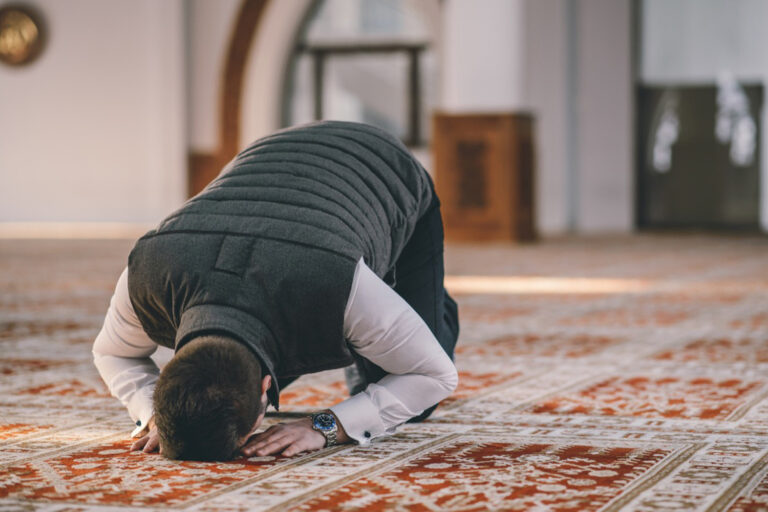 I OVO JE BIH: Radnik dobio otkaz zato što je klanjao, a onda se desilo nešto neočekivano…