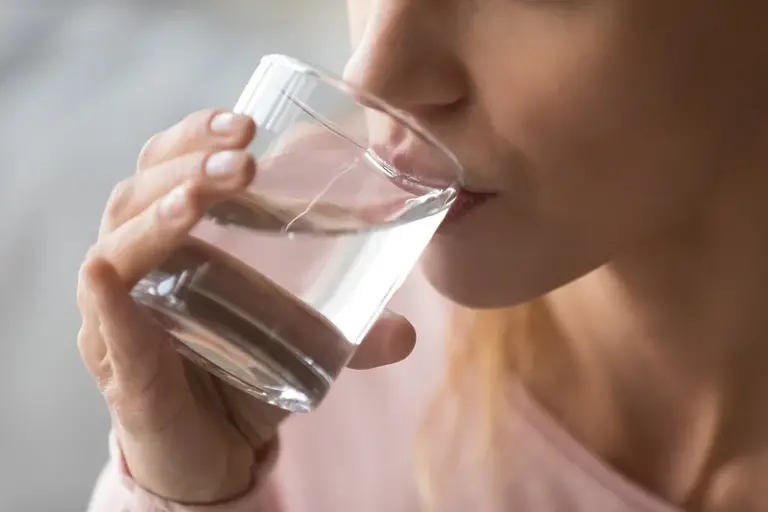Zbog čega ne treba piti vodu tokom obroka