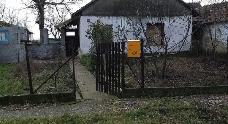 Prodaje dvije kuće pored jezera za 5.500 eura