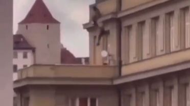 Ljudi skaču sa ivice zgrade kako bi pobjegli od pomahnitalog ubice
