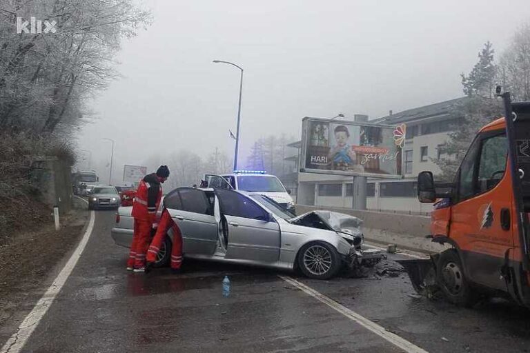 Sudar tri vozila na ulazu u Travnik, više osoba povrijeđeno