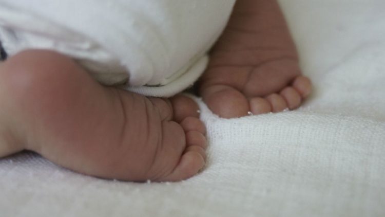 Novorođenče ostalo bez dijela prsta, babica slučajno zasjekla dio bebinog palca