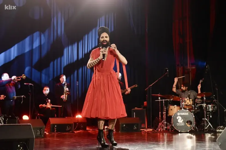 Božo Vrećo ponovo “bacio u sevdah” publiku u sarajevskom BKC-u, na bini se pojavio u crvenoj haljini i potpeticama