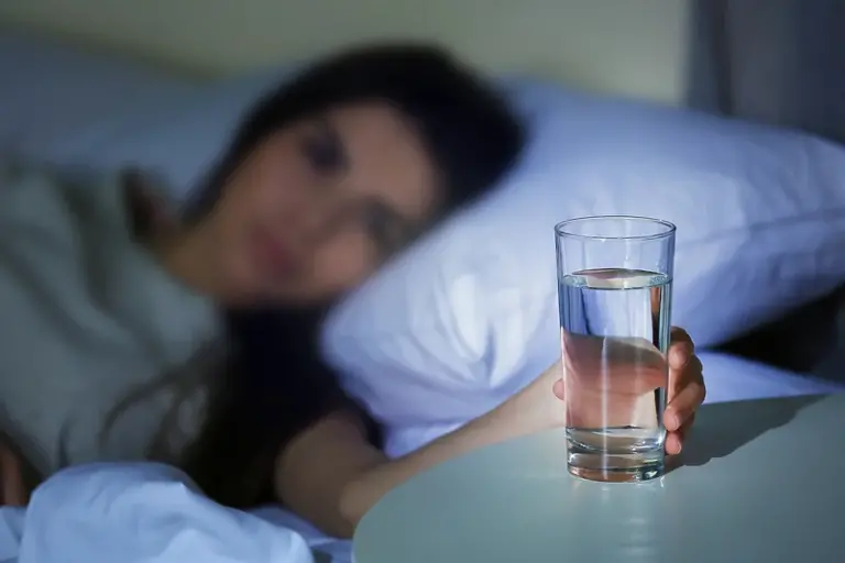 Koliko je zapravo štetno piti vodu koja je stajala tokom noći?