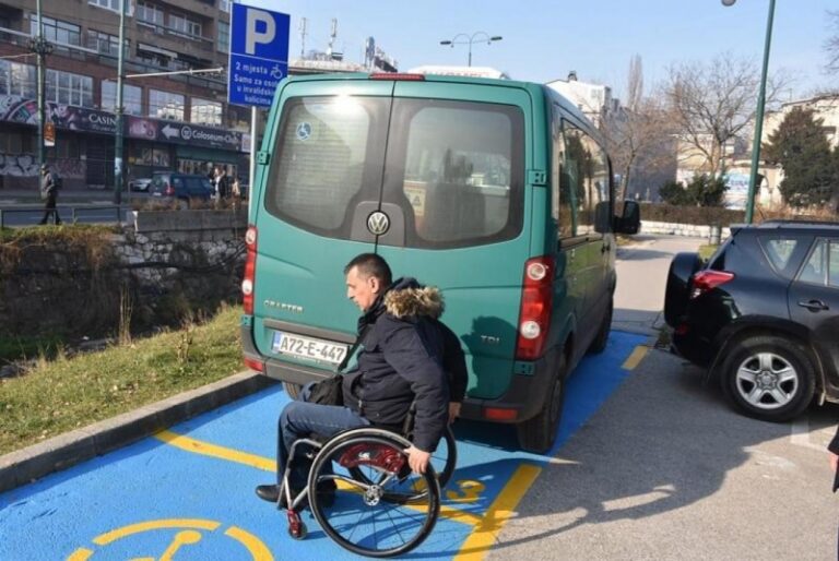 Pravo da parkiraju na posebno označenom mjestu uskoro će imati i oni sa 80 posto invaliditeta