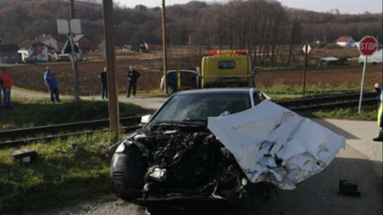 Željeznička nesreća u BiH: Voz udario u automobil