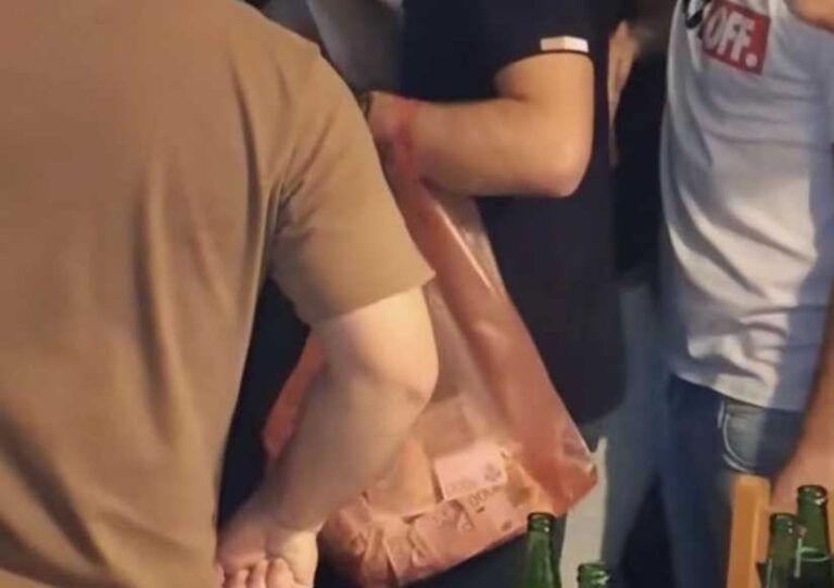 Pjevač više nije mogao da drži novac u rukama, pa pjevao s kesom