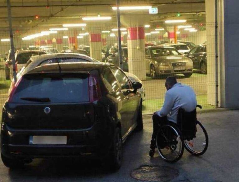 Slika koja je oduševila BiH: Muškarac klanja u invalidskim kolicama na parkingu