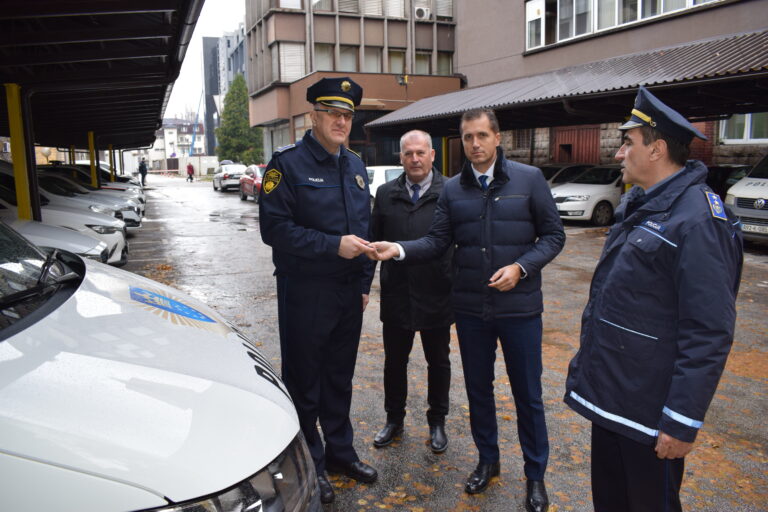 NOVO VOZILO: U Upravi policije MUP-a ZDK izvršena primopredaja kombi vozila za privođenje
