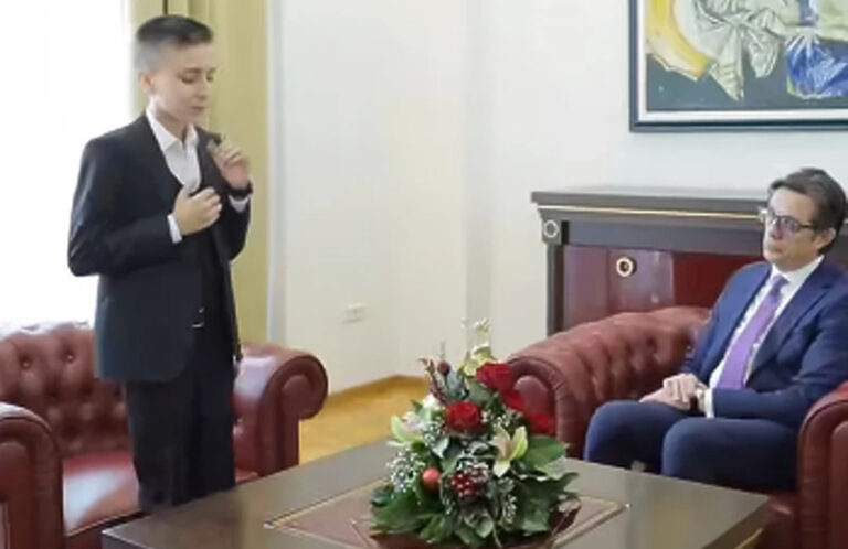 Dječak iz Srebrenika zapjevao “Zajdi, zajdi” za makedonskog predsjednika