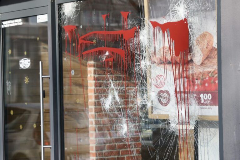 Objekat u ulici Koševo nije jedini: Tokom noći su oštećena tri izloga “Manja” pekare u Sarajevu