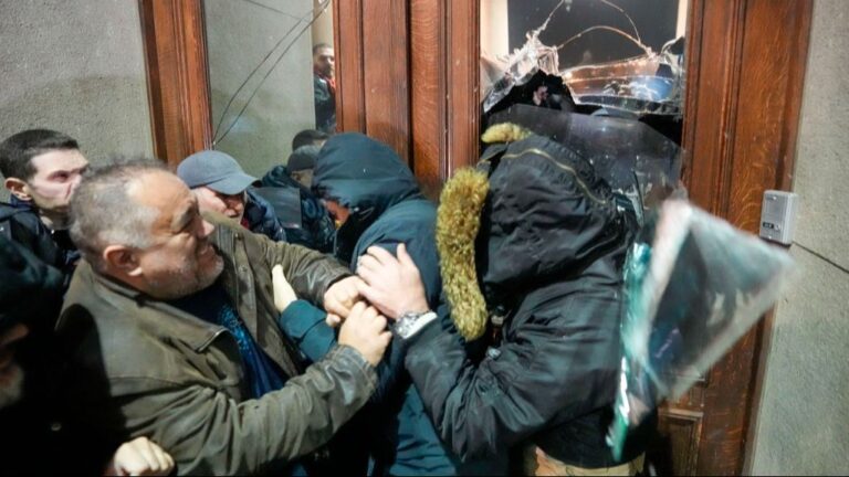 Opozicija optužila Vučića da je poslao huligane na proteste: “Pokazao je svoje nasilničko lice”