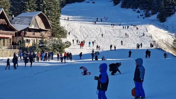 Brojni ljubitelji zimskih radosti pohrlili na Vlašić: Večeras koncert Lepe Brene