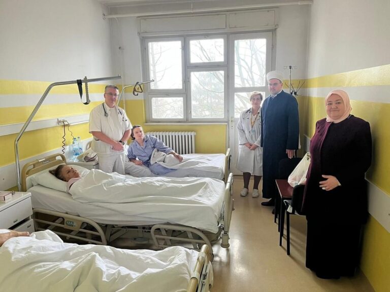 SVAKA ČAST: Predstavnici Medžlisa za oko 400 pacijenata u KB Zenica uručili voće