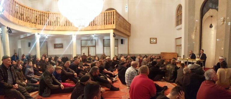 Puna džamija u Šerićima kod Zenice na predavanju Šefika Kurdića