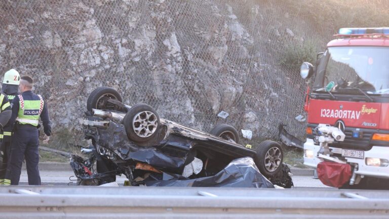 STRAVIČNA NESREĆA: Prevrnuo automobil: Poginuo otac, majka i dvoje djece u bolnici