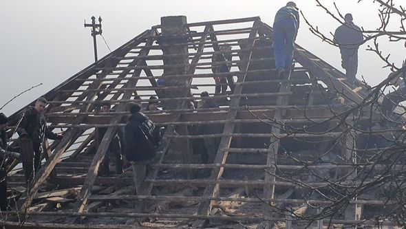 ZENICA | Komšije se udružile da pomognu Bećiru Mulamiću: Skida se oštećeni krov i stavlja novi