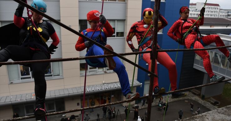 Alpinisti maskirani u superheroje podijelili novogodišnje poklone bolesnoj djeci. Spuštali se konopcima niz zgradu klinike