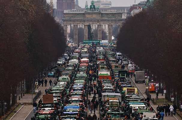 Ljuti njemački poljoprivrednici traktorima stigli u centar Berlina, negoduju zbog novih izmjena zakona