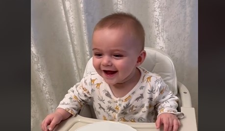 SNIMAK SA 27 MILIONA PREGLEDA: Ova beba će vam uljepšati dan, a tek da vidite zašto se smije