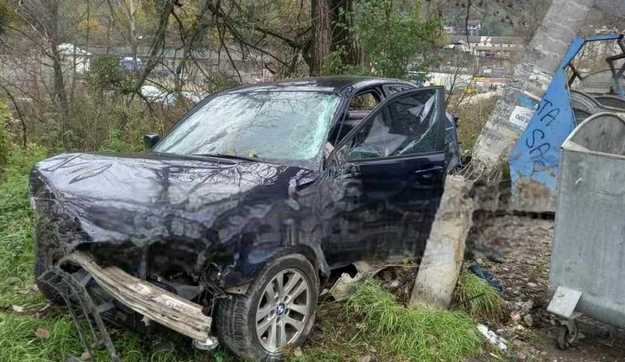 NOVA NESREĆA U BIH: BMW-om udario u betonski stub, sat ostao zakovan na 120 kilometara na sat