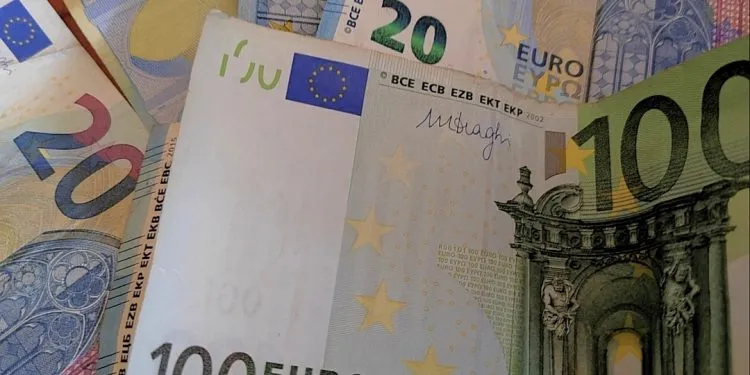 Kreće isplata božićnica u Sloveniji: Evo koliko će ove godine “kapnut” eura na račune građana!