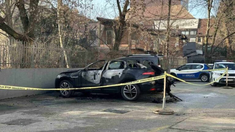U Zenici zapaljen skupocjeni Jaguar švicarskih tablica