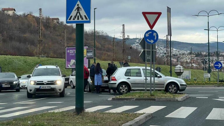 Dva vozila se sudarila u kružnom toku, stvaraju se gužve