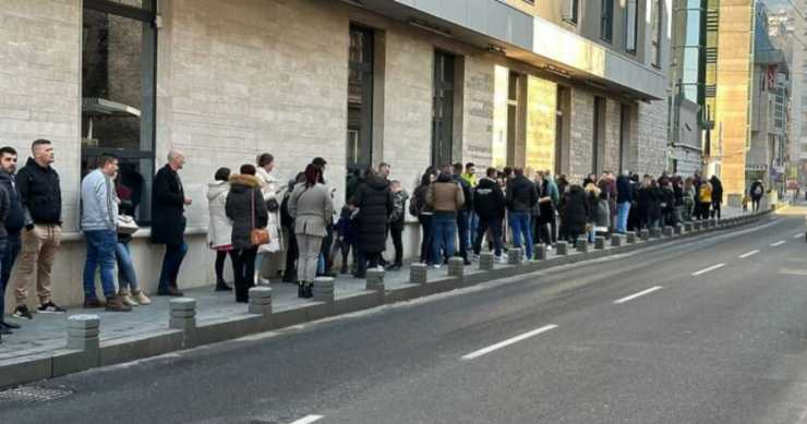 Bh. realnost nije dobra: Veliki redovi ispred Ambasade Njemačke u Sarajevu, građani čekaju dozvole za odlazak u inostranstvo