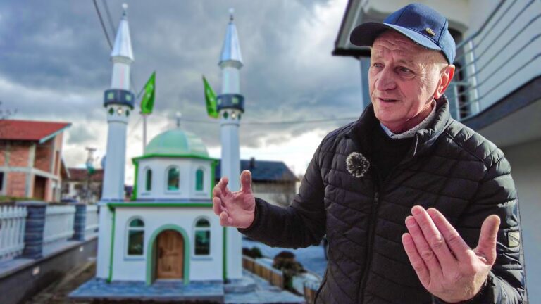 I OVO JE BIH: Izgradio džamiju u svom dvorištu (VIDEO)