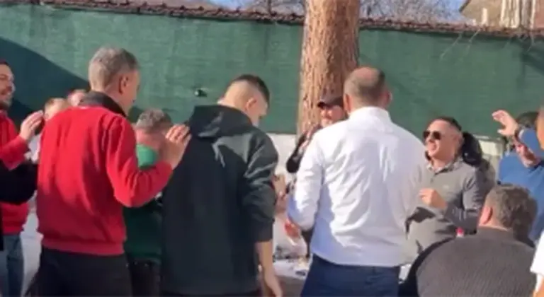 Pogledajte kako zatvorenici slave Novu godinu: Žurka, bazen i muzika uživo