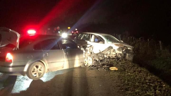 Teška saobraćajna nesreća u BiH: Jedna osoba zaglavljena u automobilu