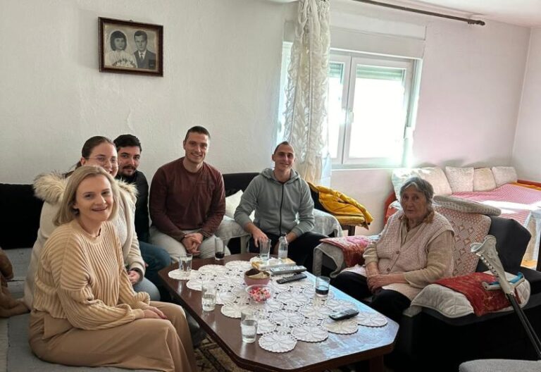 Mladi Mostarci posjetili baku Sofiju Šantić nakon kamenovanja kuće na Božić