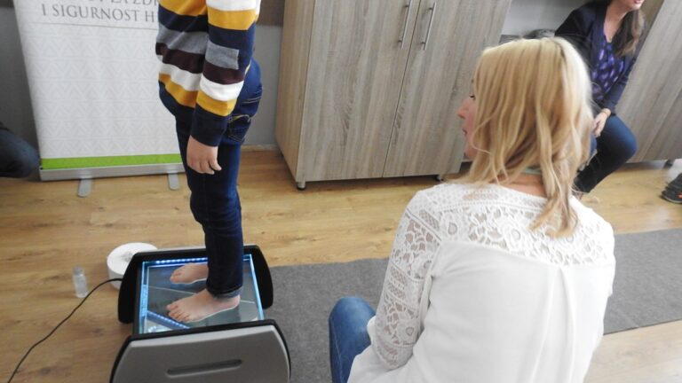 Preventivni pregledi u školama ZDK: Osnovci najviše problema imaju sa težinom, stopalima i kičmom