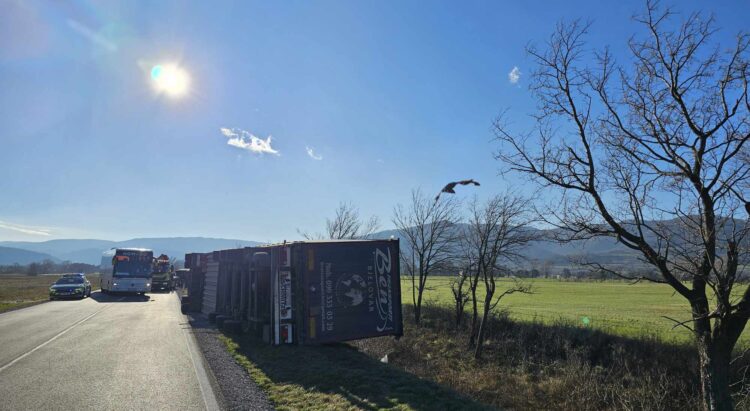 Haos u Sloveniji: Udari vjetra preko 100 km na sat, oluja prevrće kamione